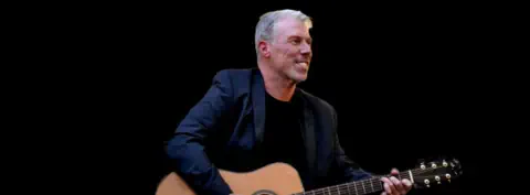 Alleinunterhalter Mike bei Live-Musik, Sänger mit Gitarre, Repertoire für Events