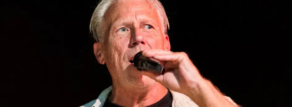 Alleinunterhalter, singt live bei einer Feier oder Veranstaltung