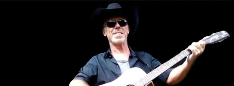 Alleinunterhalter mit Gitarre in Aktion