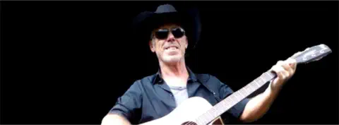 Mike als Alleinunterhalter mit Gitarre in Aktion